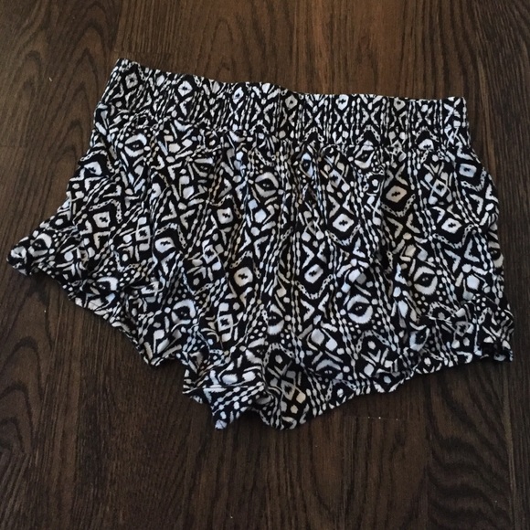 Black and white printed flowy shorts - Picture 2 of 2