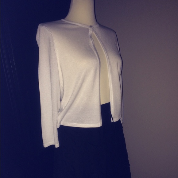 SOLD****White Shrug Sweater. - Picture 1 of 4