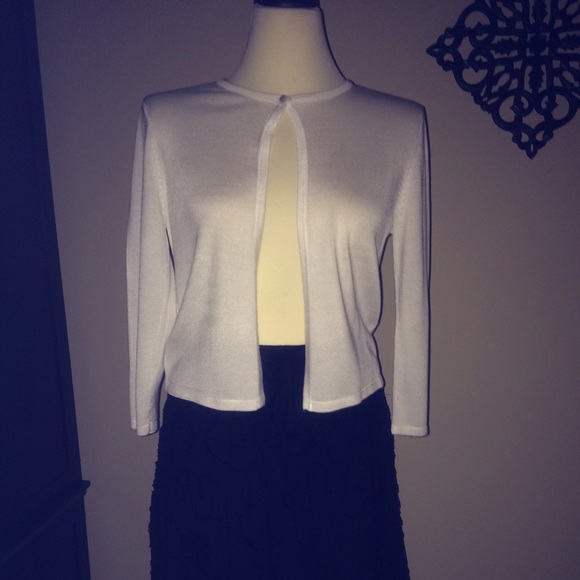 SOLD****White Shrug Sweater. - Picture 3 of 4