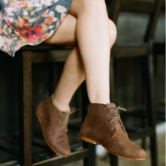 Mint condition nisolo chukka boots. Brown.