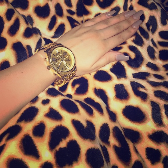 Accessories - Gold watch✨😍