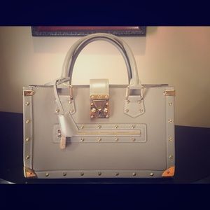 Too many Louis... she's not getting enough love :(