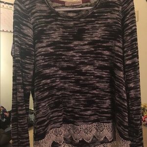 Long- Sleeved Black and White Lace- Bottomed Shirt