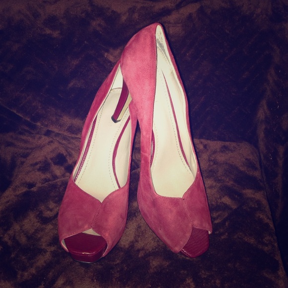 Nine West sueded peep toe heel