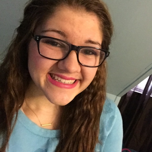 Meet your Posher, Emily - Picture 2 of 2