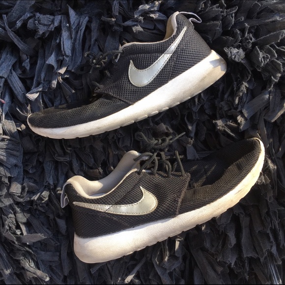 Nike Shoes - NIKE ROSHE RUN WOMANS 7 NEEDS CLEANING
