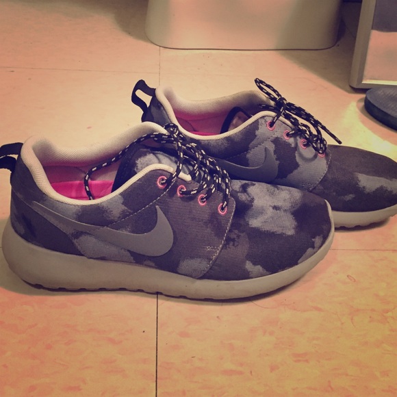 Camouflage Nike Roshe runs