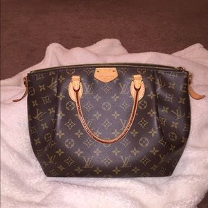 LOUIS VUITTON HANDBAG!