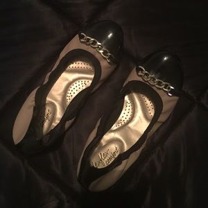 Black/nude flats with gold chain