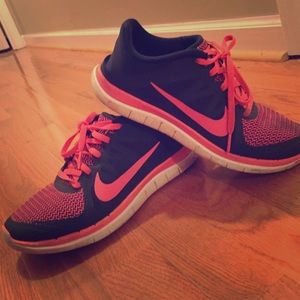 Women's Size 9 Nike Free Runs! Lightly used!
