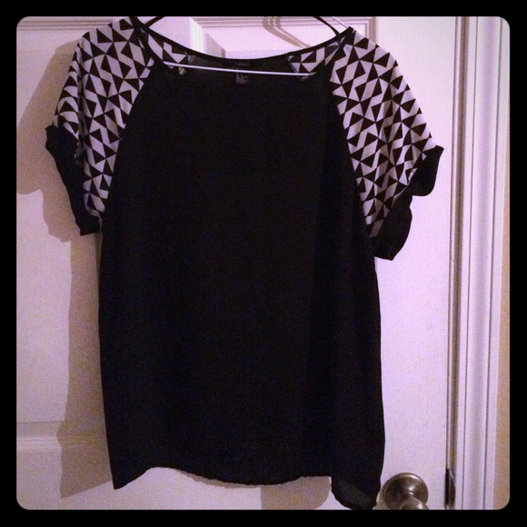 SOLD Small back and white blouse