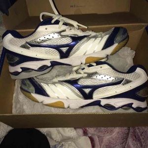 Mizuno volleyball shoes and pads