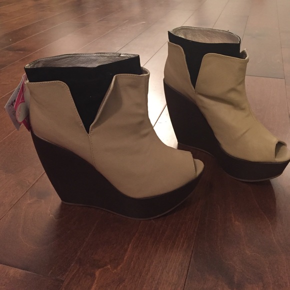 Beige Open-Toed Platform - Picture 2 of 4