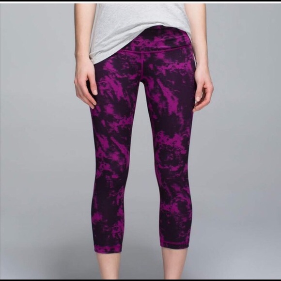 SOLD---Wunder under crop II. Size 6. Lululemon