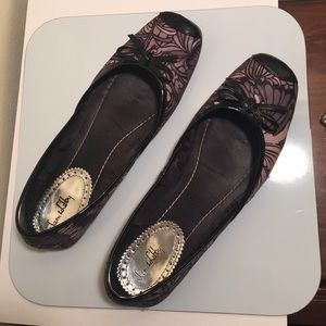 Black and pink flats