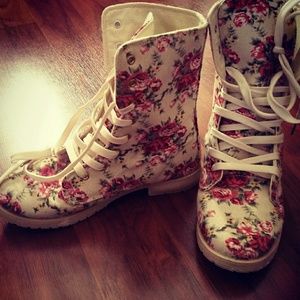 Floral print boots (NEW)