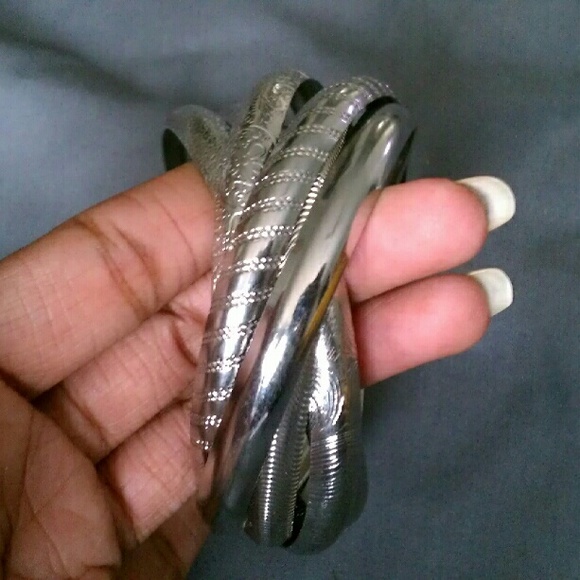 Silver toned 6 interlocked bangle bracelet - Picture 1 of 3