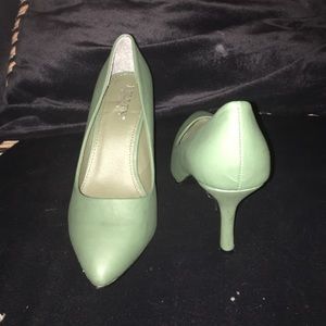 New Olive green pumps/heels