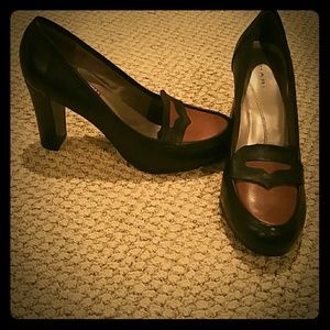 Women's business pumps