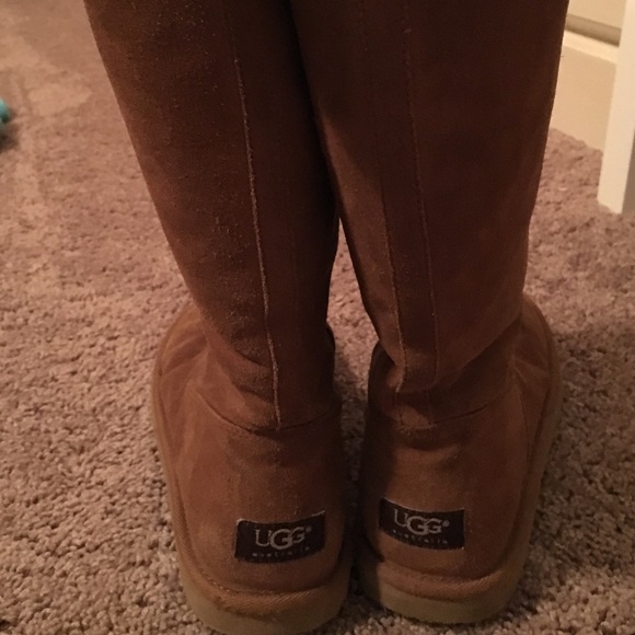 Authentic Tan Uggs Size: 8