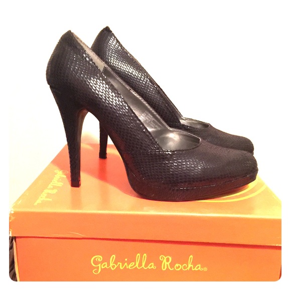 Black pumps