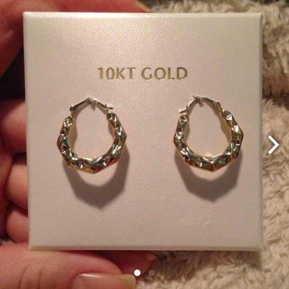 🚫SOLD🚫10 karat gold hoop earrings