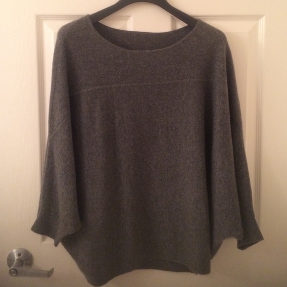 100% Cashmere long sleeve sweater. Size XS