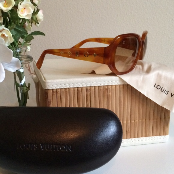 GORGEOUS LV Sunglasses. - Picture 2 of 5
