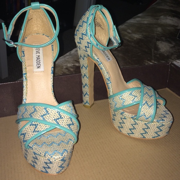 LAST CALL! Steve Madden summer sandals!