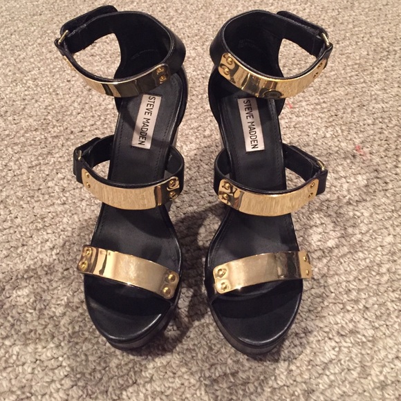 Steve Madden Black and Gold Wedges