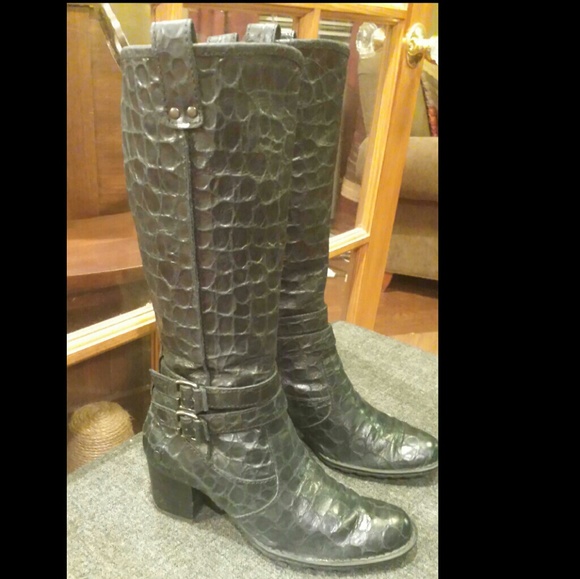 7 1/2 Black Distressed Patterned Born Heeled Boots - Picture 1 of 4