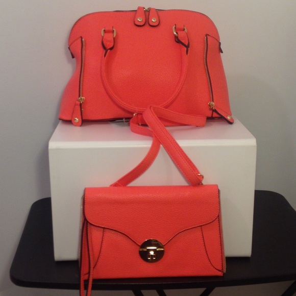 🚫SOLD🚫 Faux Leather Satchel w/ removable clutch - Picture 2 of 4