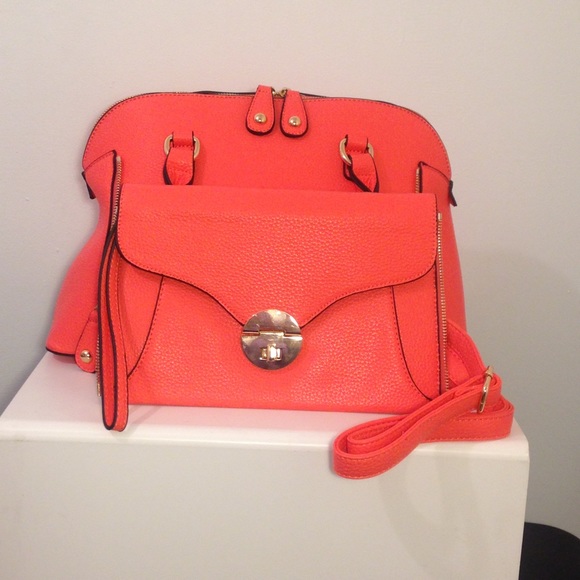 🚫SOLD🚫 Faux Leather Satchel w/ removable clutch - Picture 4 of 4