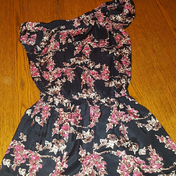 One shoulder shorts jumper.