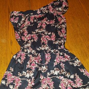 One shoulder shorts jumper.