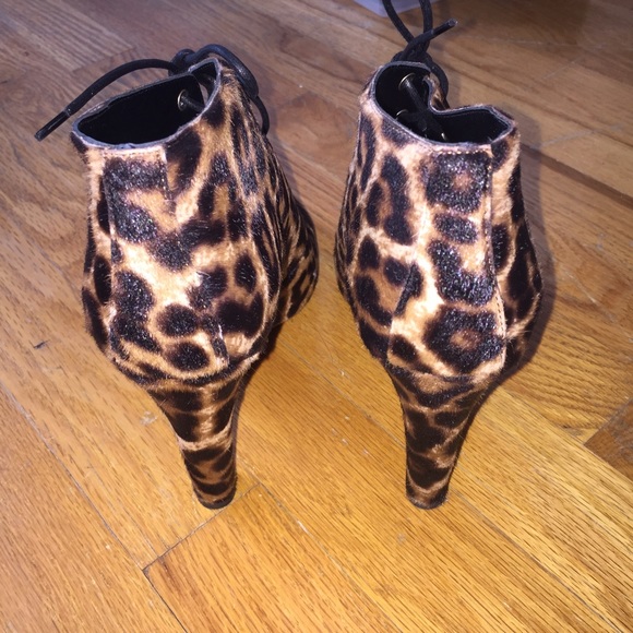 DVF Skylar Calf Hair Leopard Lace-Up Ankle Boot 7! - Picture 5 of 7