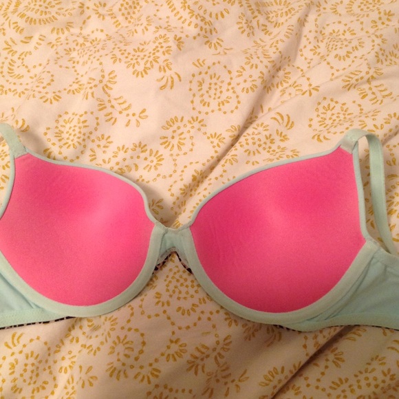 New never been worn Victoria's Secret bra - Picture 2 of 3