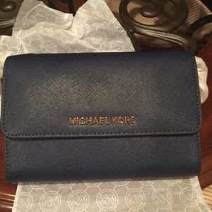 Michael k cross body leather bag. Navy link strap