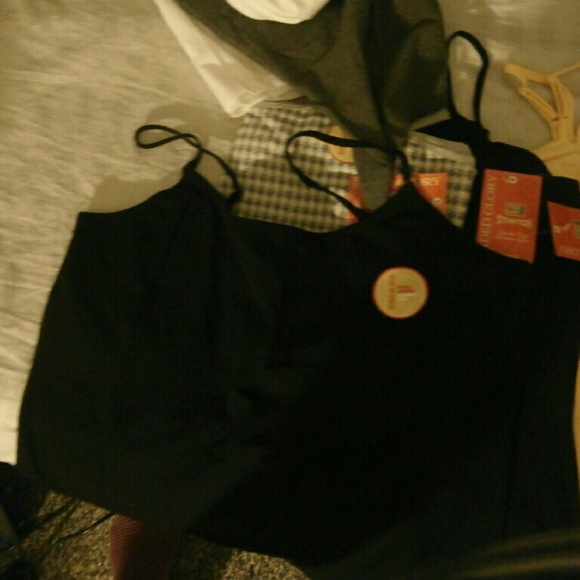 8 tank tops - Picture 4 of 4