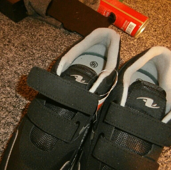 Tennis shoes - Picture 2 of 2