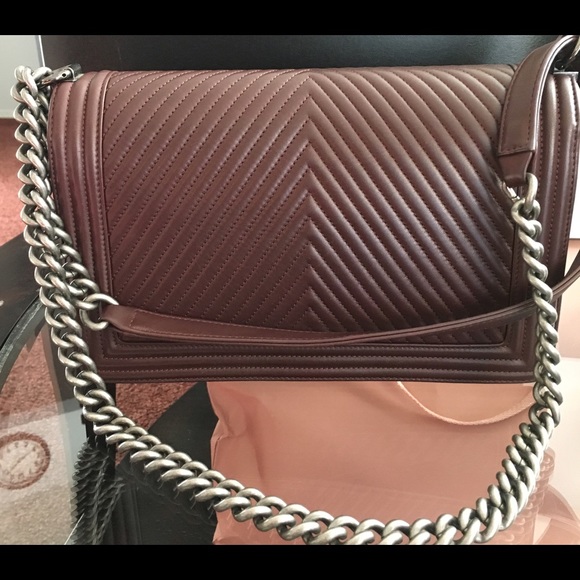 CHANEL
New Medium Chevron Boy Shoulder - Picture 2 of 4