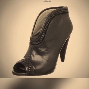 ❣Fierce Vince Camuto Booties ❣