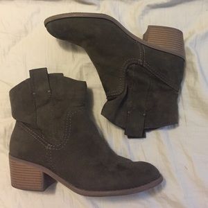 ...::::Olive booties from Target:::....