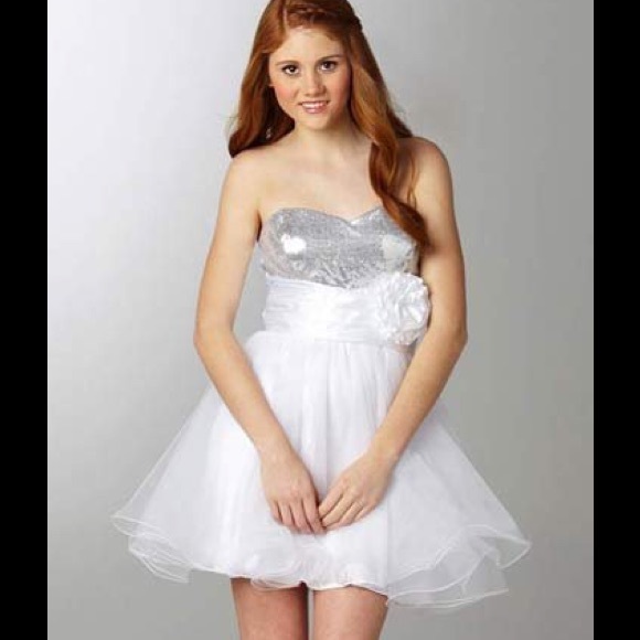 Short White and Silver Dress - Picture 1 of 1
