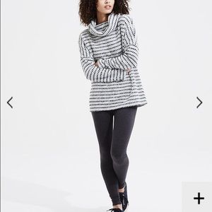 Lou & Grey Essential Leggings