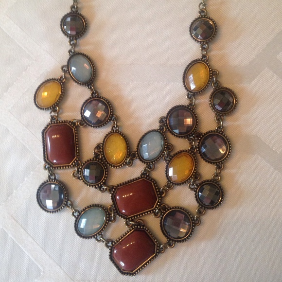 Multiple colored statement necklace. - Picture 2 of 3