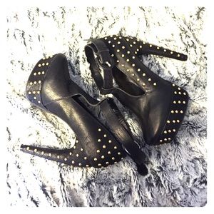 NWOT Black and gold studded heels
