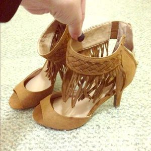 Size 9w lame Bryant tan fringe heel