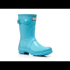 Short blue hunter boots