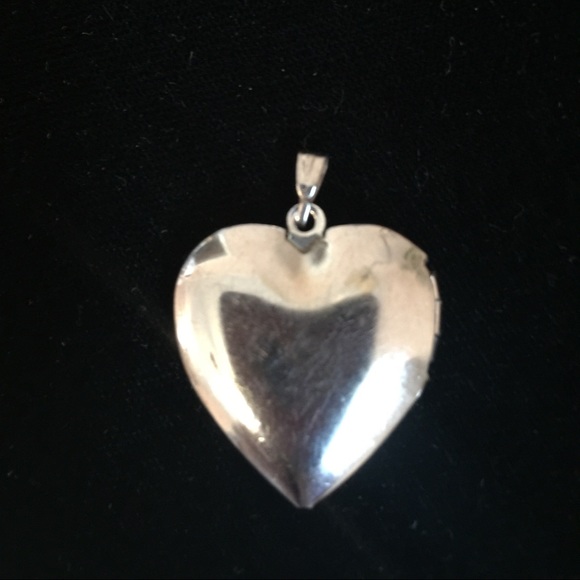 Silver tone heart locket - Picture 3 of 4